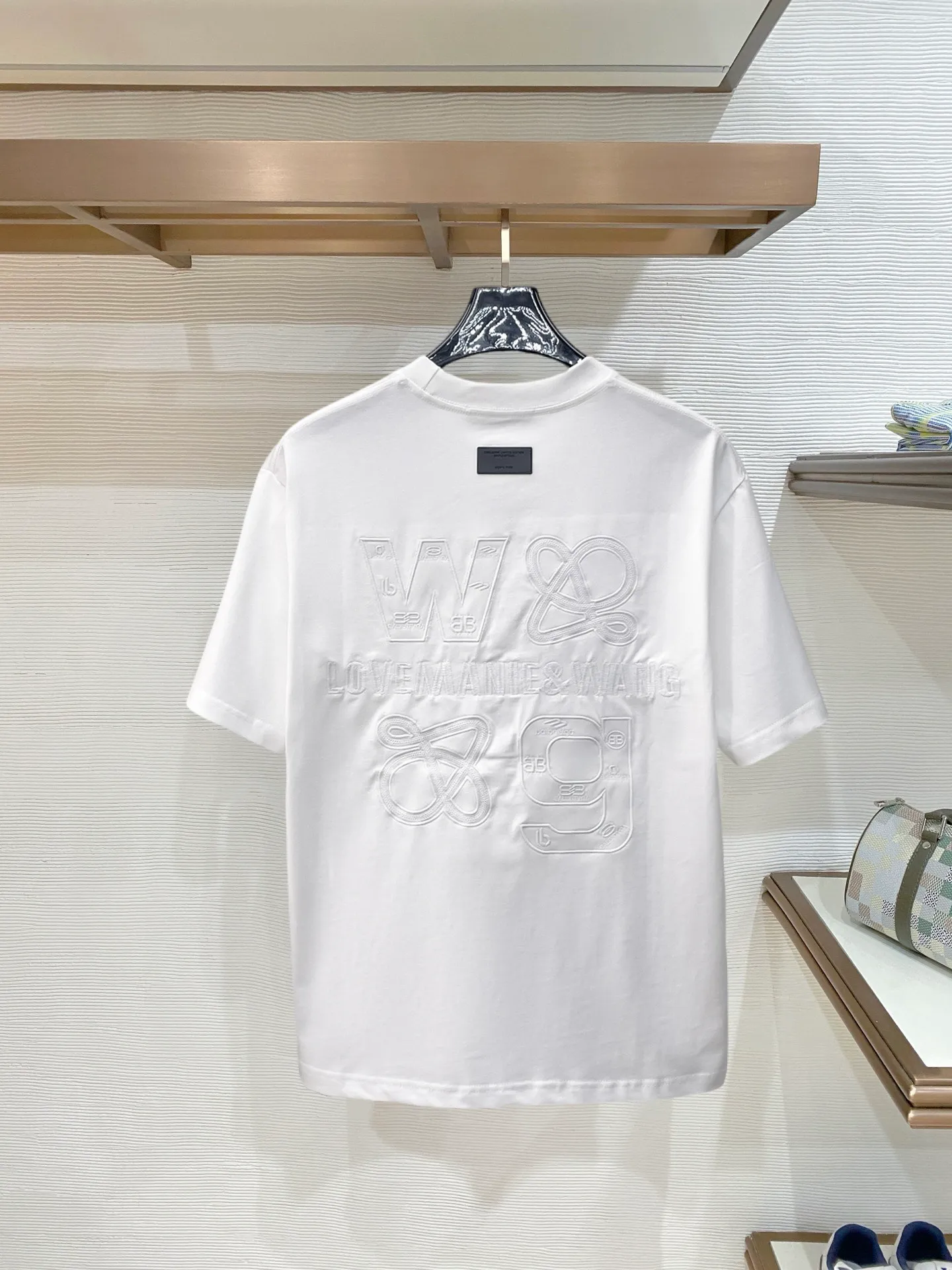 Balenciaga's high-end top-quality products 🐮2026 Spring and Summer New Arrival first counter, the latest New Arrival short-sleeved round neck T-shirt, Premium customized design, avant-garde and fashionable! Brand logo heavy craftsmanship design Premium customized 260g fabric. Soft to the touch. Comfortable to wear. Counter-level exquisite stitching. Fine workmanship. The upper body effect is incomparably handsome! A must-have item for men and women with the same style! Sizes: S~XXL When placing an order, please state your height and weight. The maximum wearing size is 210 pounds (one size larger)